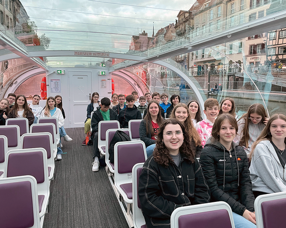 Schüler:innen auf einem Boot | Fondsdepot Bank unterstützt Schüleraustausch des Hochfrankengymnasiums Naila nach Frankreich