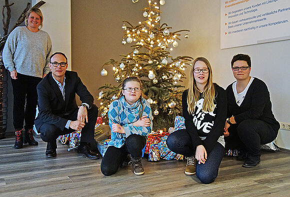 Gruppenfoto vor einem Weihnachtsbaum | Wunschzettelaktion | Fondsdepotbank